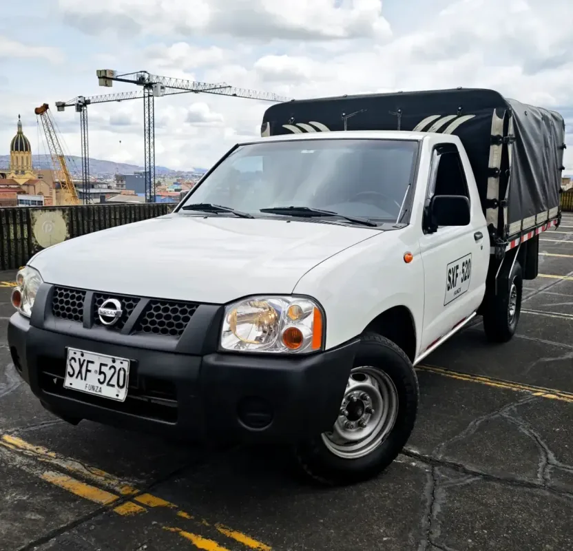 Nissan Frontier Estacas — vista principal